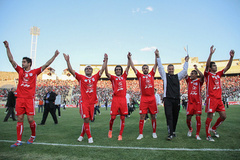 تراکتورسازی با برتری پرگل مقابل سپاهان صدرنشین شد